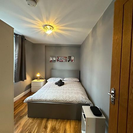 Lovely 2 Bedrooms Apartment Londra Esterno foto