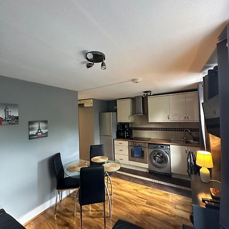 Lovely 2 Bedrooms Apartment Londra Esterno foto
