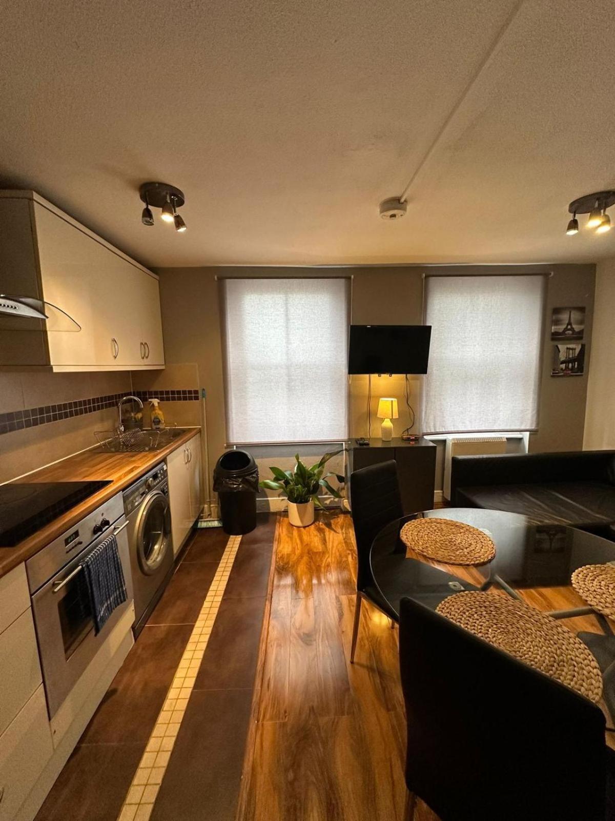 Lovely 2 Bedrooms Apartment Londra Esterno foto