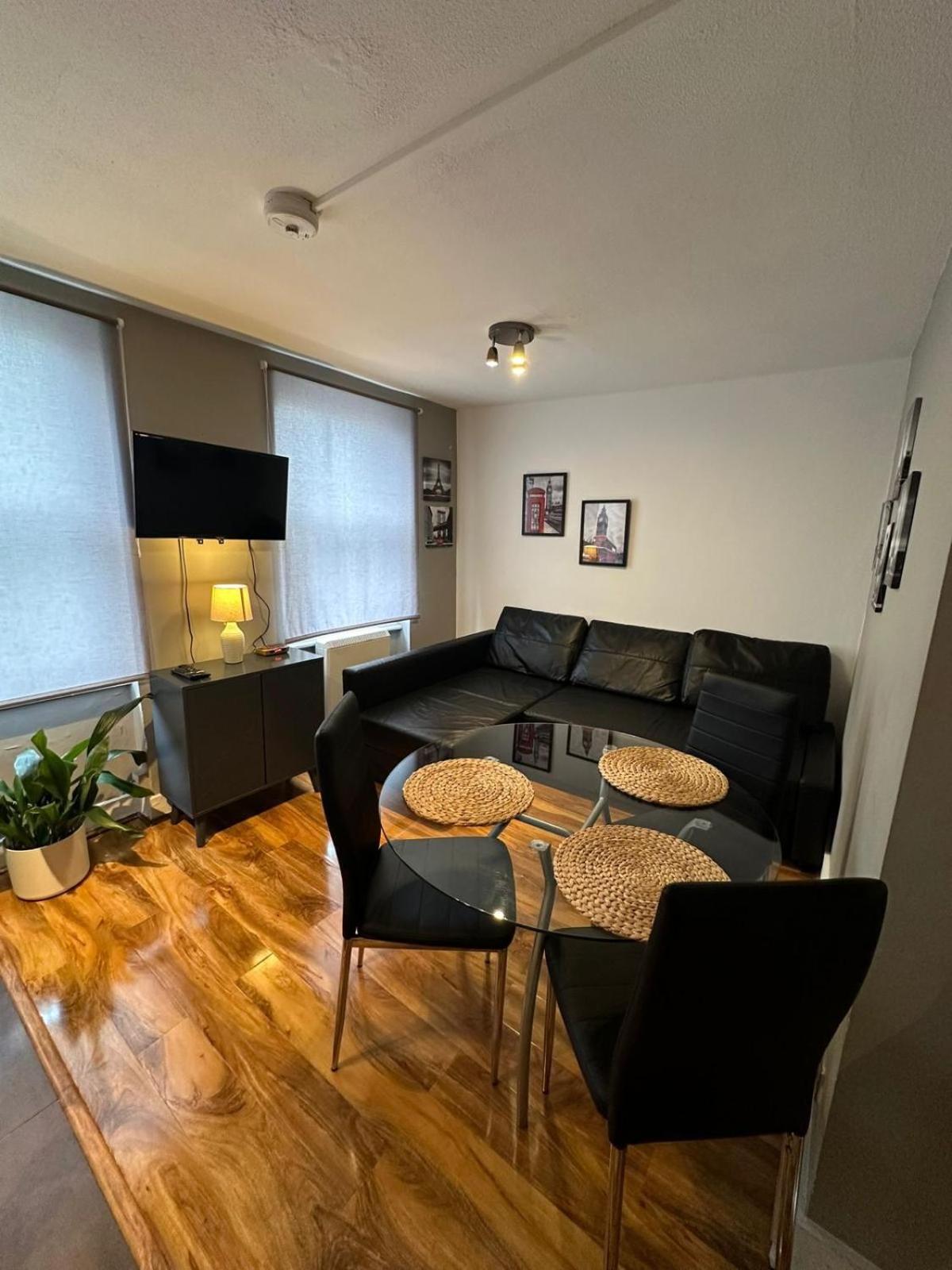 Lovely 2 Bedrooms Apartment Londra Esterno foto