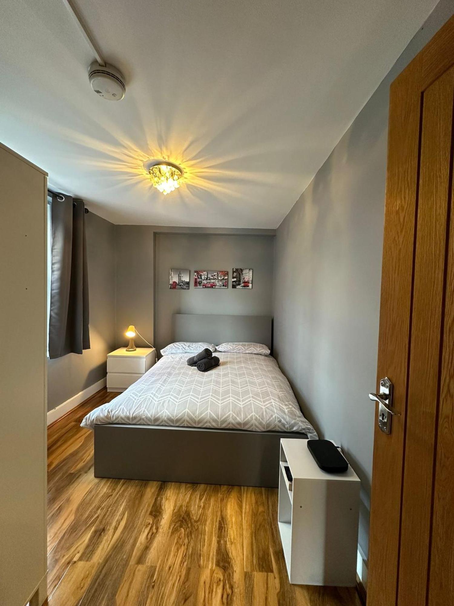 Lovely 2 Bedrooms Apartment Londra Esterno foto