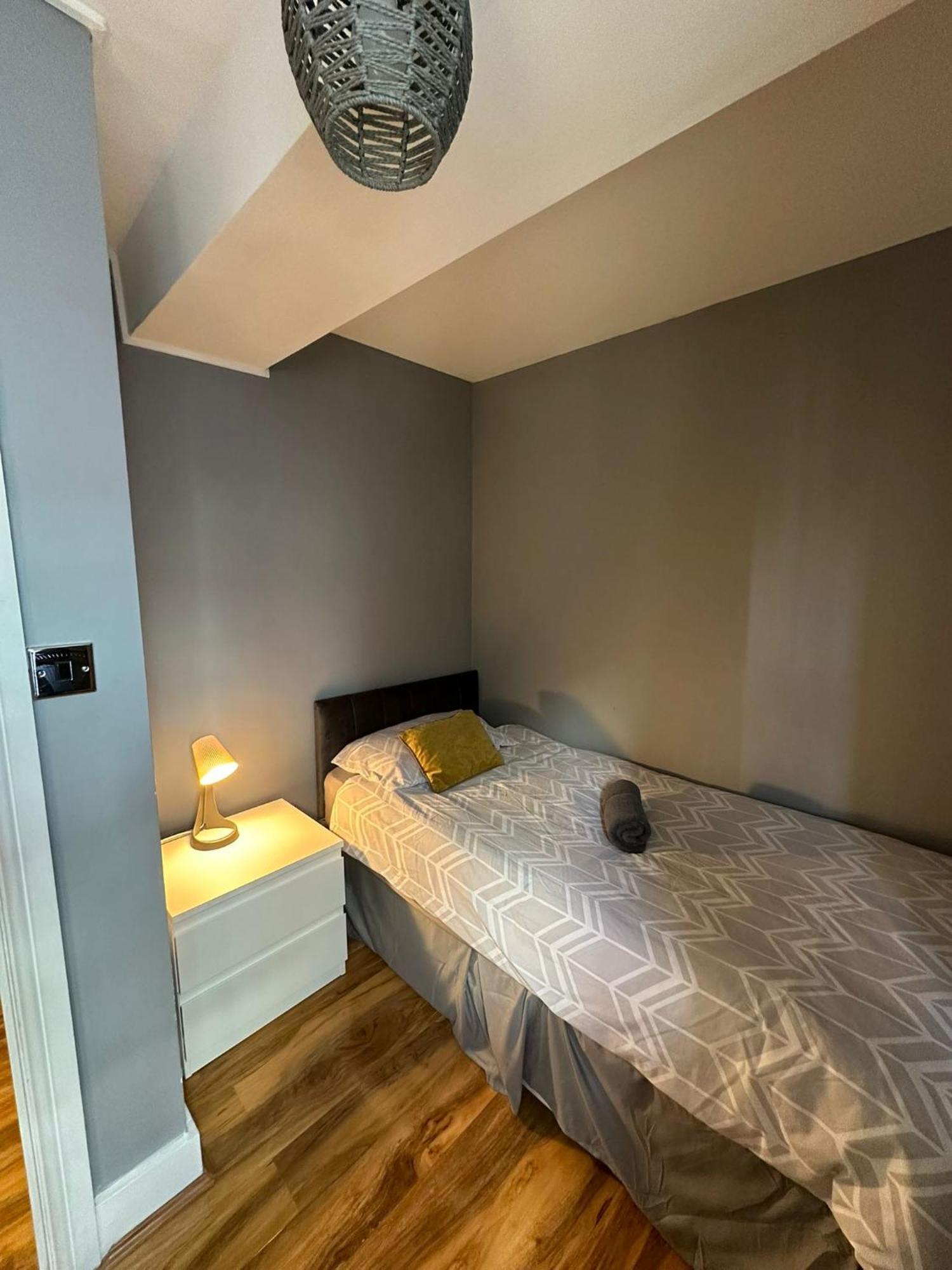 Lovely 2 Bedrooms Apartment Londra Esterno foto