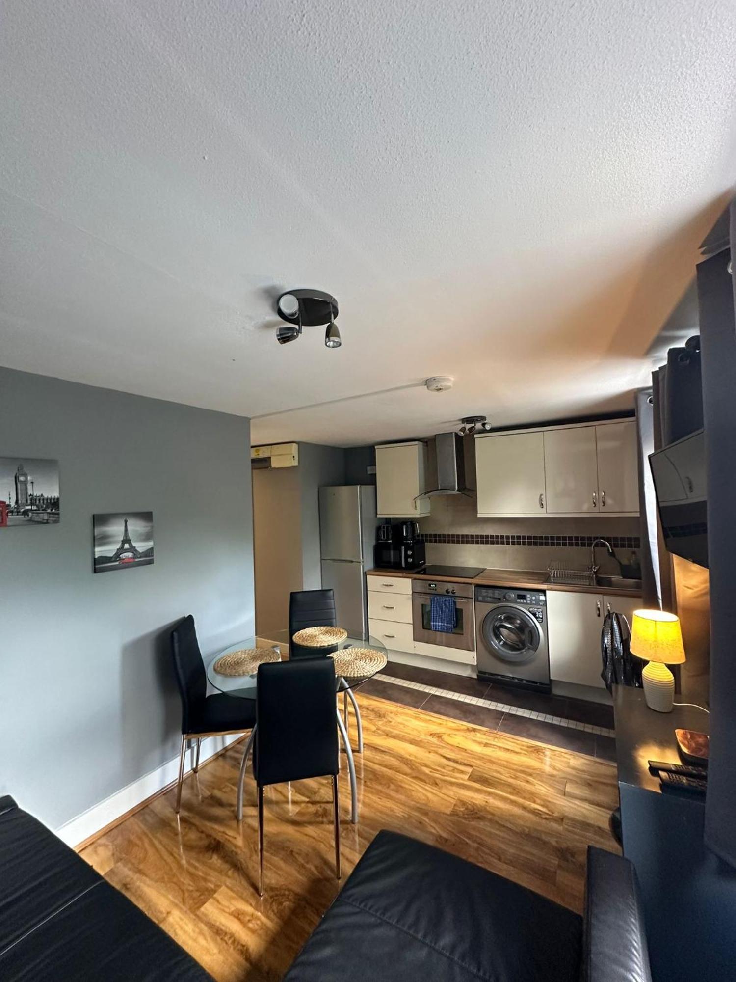Lovely 2 Bedrooms Apartment Londra Esterno foto